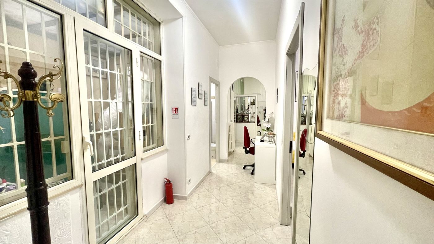 Bright entrance and hallway of Gianicolo Mary's House in Rome