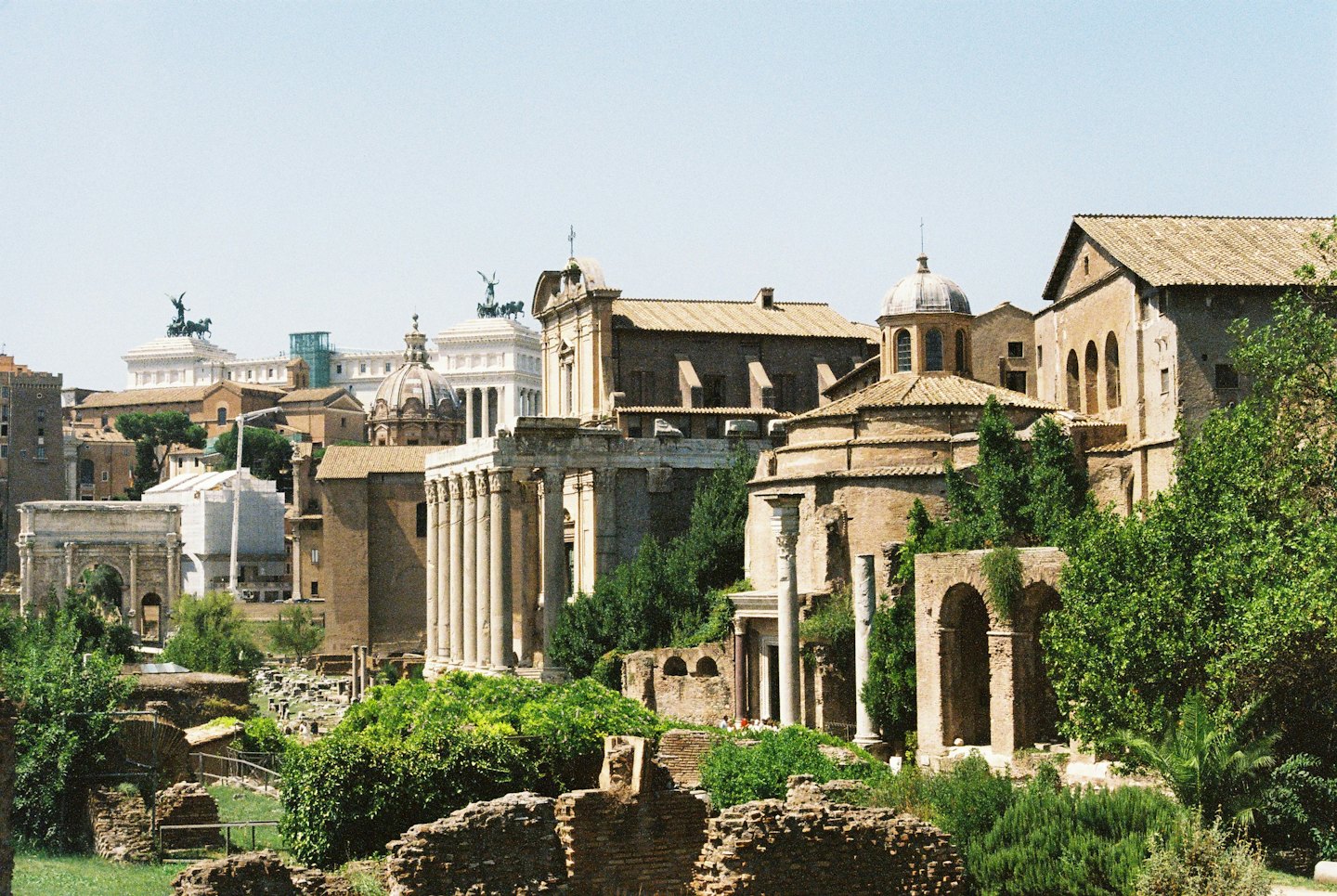 Rovine romane antiche con colonne in pietra e architettura storica.
