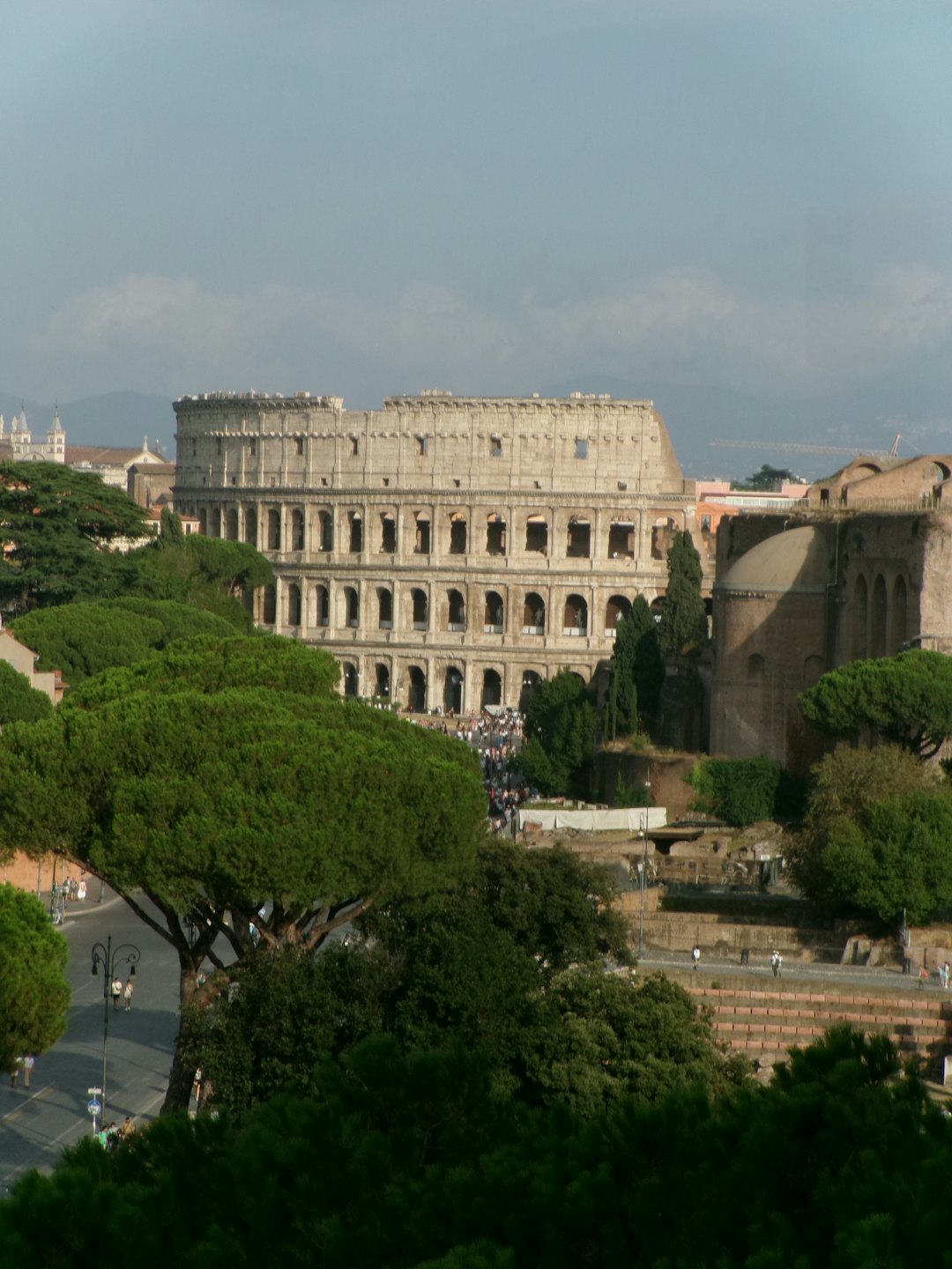 Il Colosseo si erge a Roma circondato da antiche rovine.